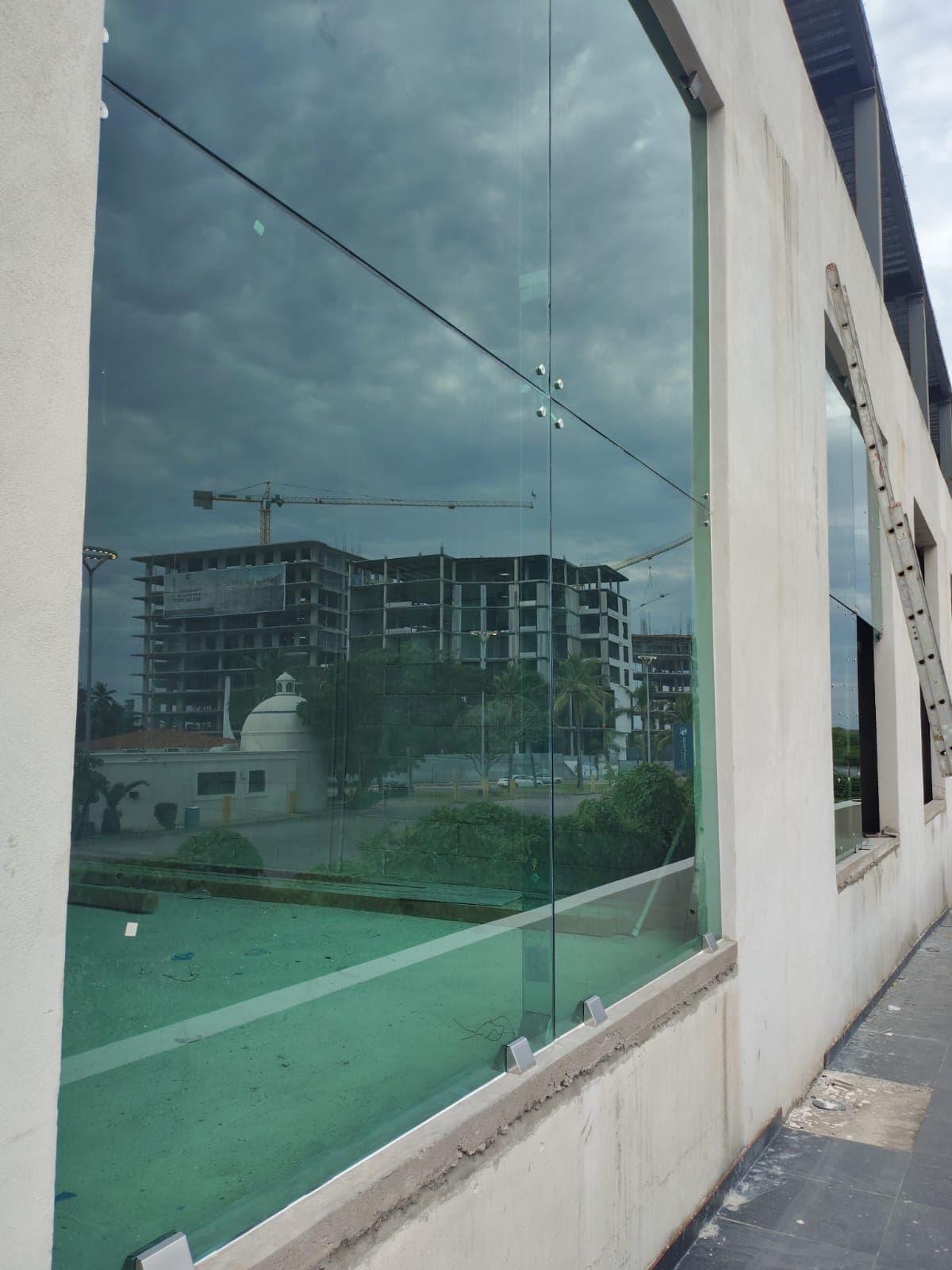 Paños de cristal instalados en la parte exterior de una fachada