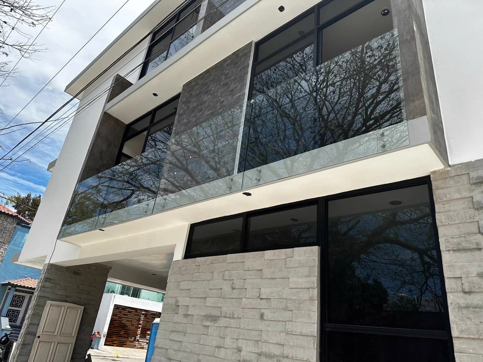 Barandal exterior de cristal templado en una residencia