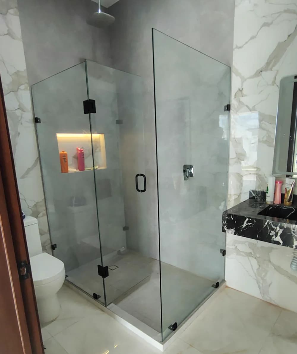 Cancel de baño de cristal templado con herrajes negros