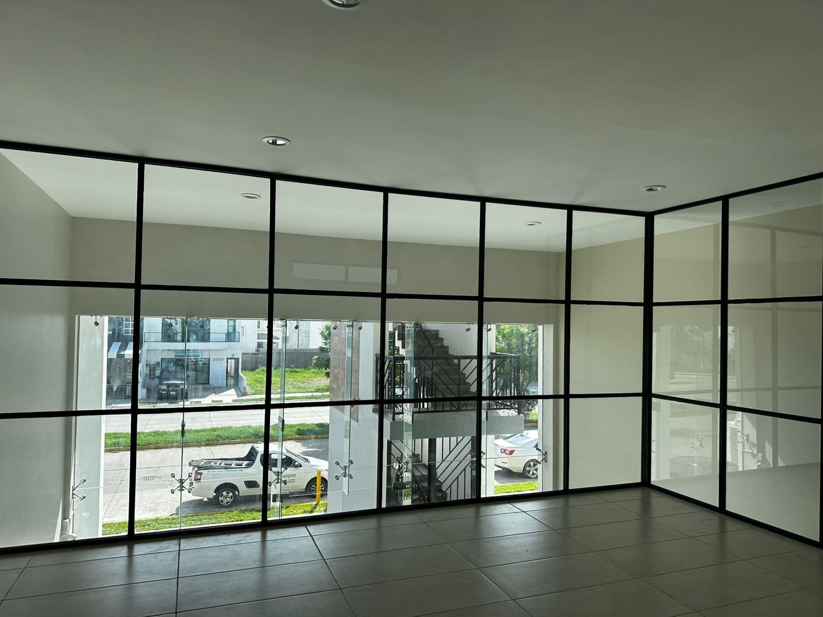 Cancelería interior de vidrio con perfilería negra de aluminio