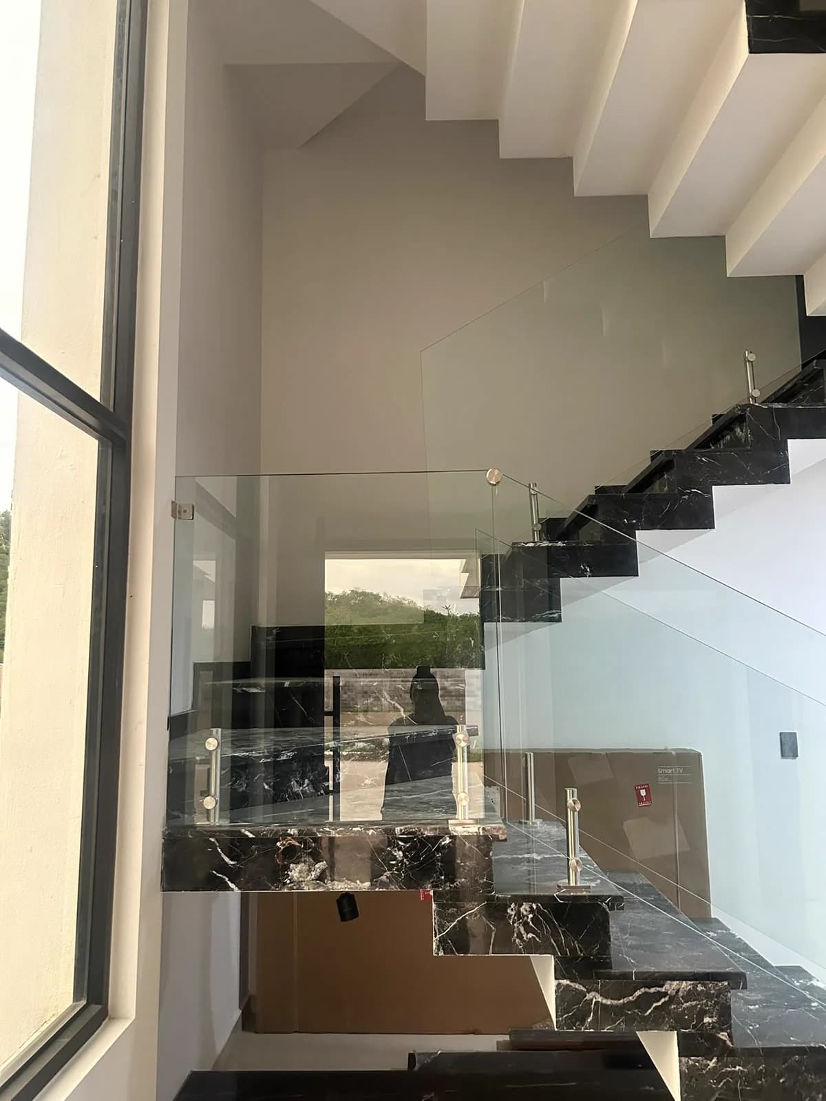 Escalera residencial con pasamanos y barandales de cristal templado