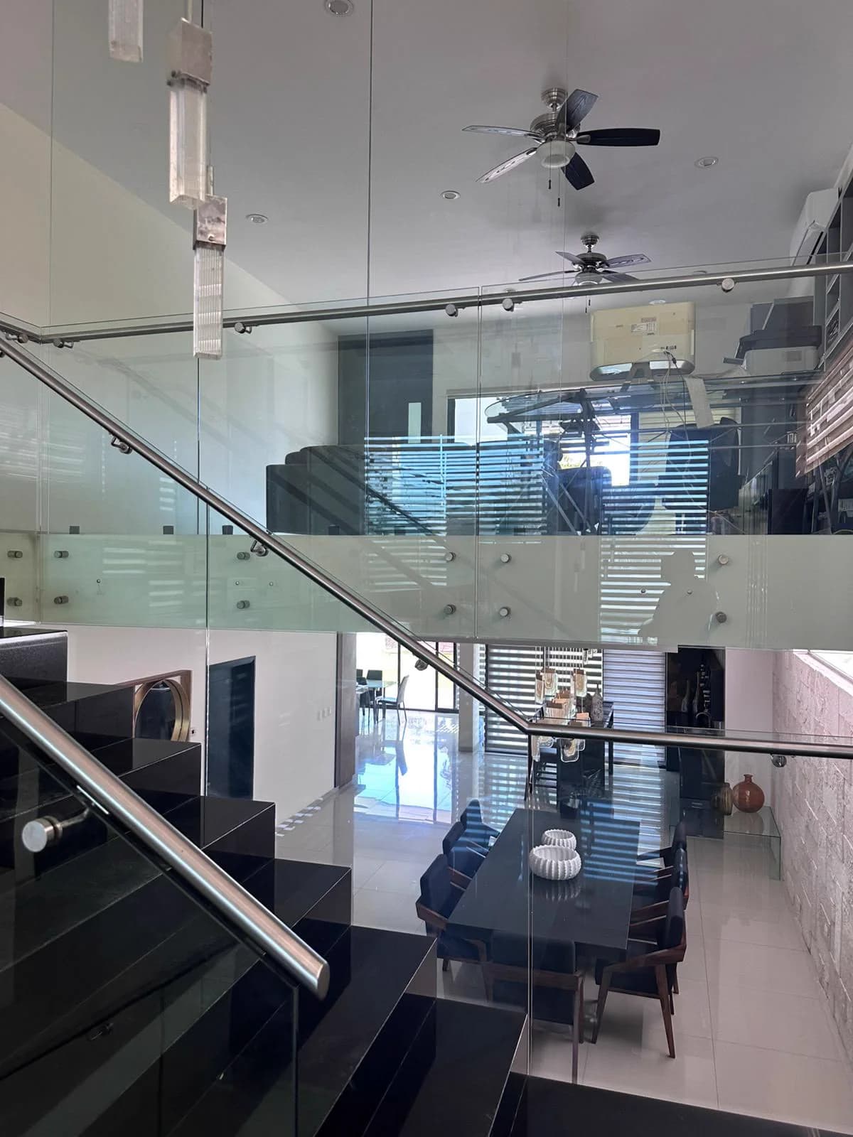 Pasamanos interior de cristal templado alrededor de una escalera residencial