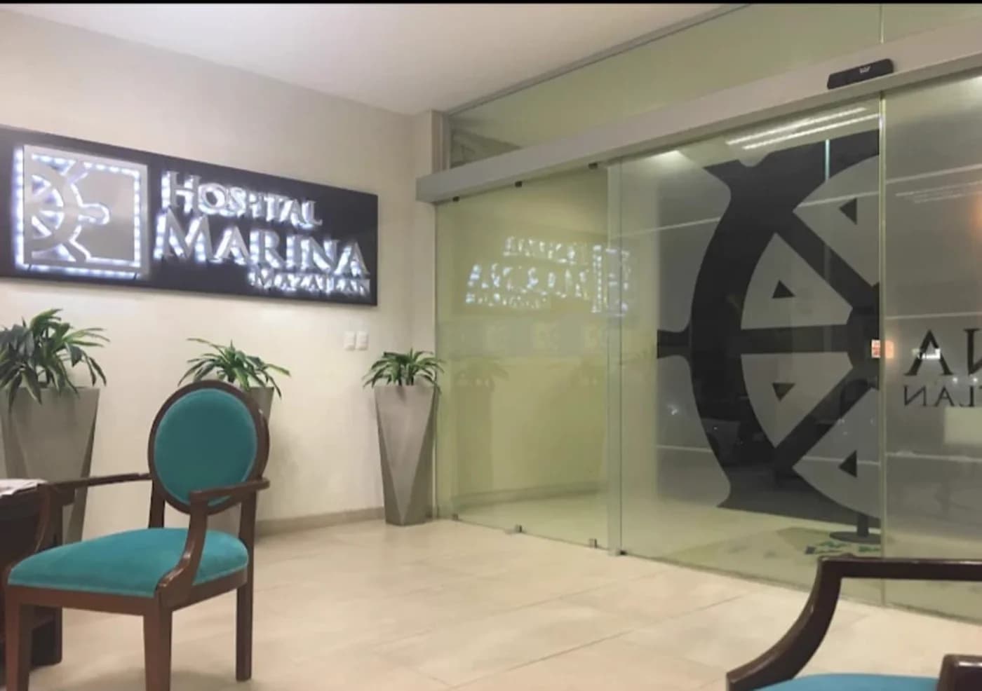 Acceso de cristal instalado en Hospital Marina Mazatlán