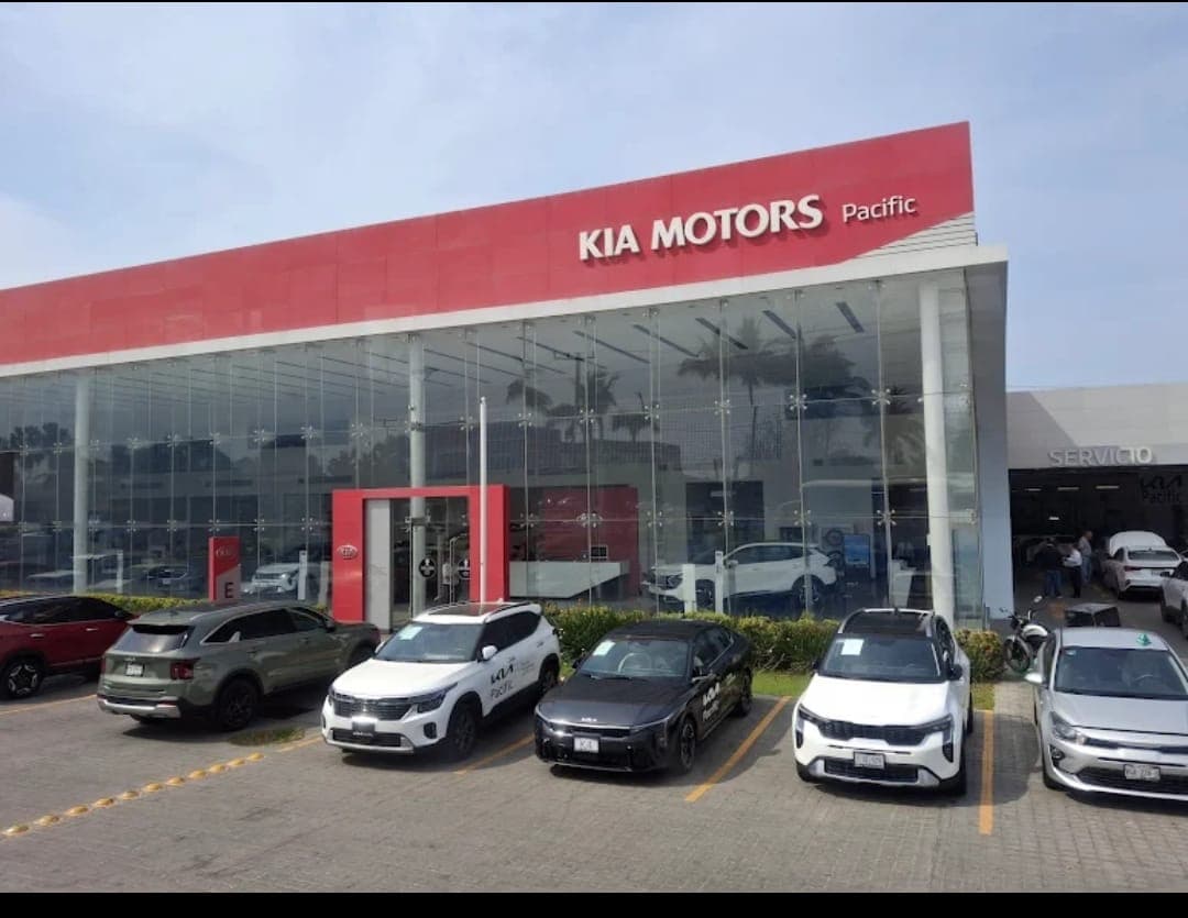 Fachada acristalada de la agencia KIA Motors Pacífico en Mazatlán